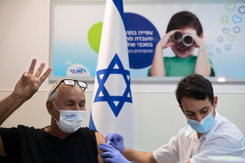 Ein Mann erhält seine dritte Impfung mit dem Corona-Impfstoff von Pfizer-BioNTech.