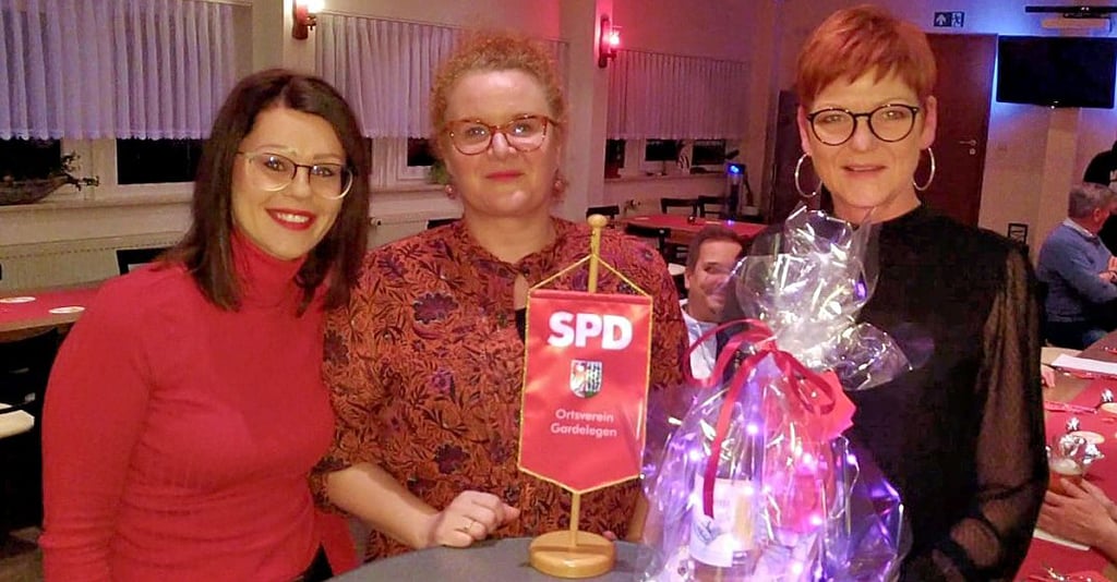 Der SPD-Ortsverein Gardelegen hat Bürgermeisterin Mandy Schumacher (Mitte), hier mit Parteikollegin Anja Baumann (links) und der Ortsvereinsvorsitzenden Martina Müller, für die Bürgermeisterwahl 2022 nominiert.