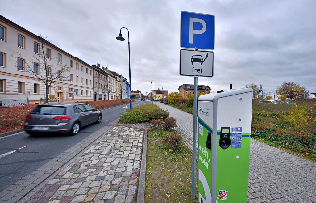 Am Bitterfelder Bahnhof ist ein Parkplatz samt Ladesäule für E-Autos reserviert.