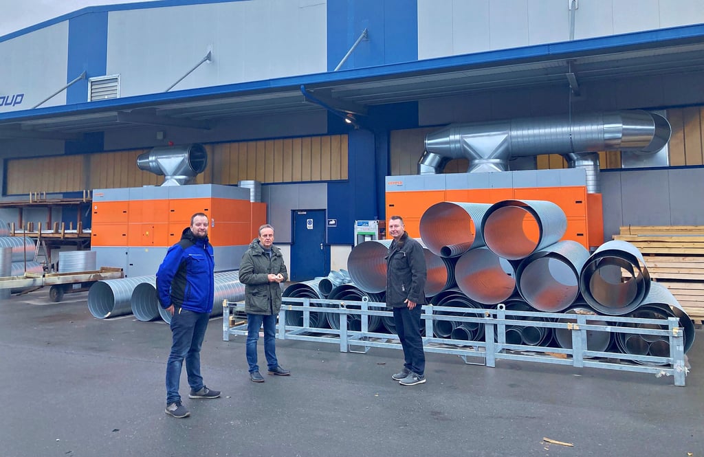 Teha-Chef Jochen Conrad (Mitte), Produktionsleiter Torsten Fritzsche (l.) und der Qualitätsbeauftragte Maik Pfannschmidt (r.) vor der Werkhalle am Döcklitzer Tor, wo schon zwei von vier Filterschränken errichtet wurden und weiteres Material für das Rohrsystem in der Halle lagert.