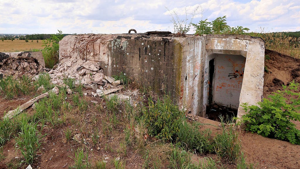 Der KCB-Beobachtungsbunker diente der DDR-Zivilverteidigung zur Luftbeobachtung tieffliegender Objekte und wurde auch zur Wetterbeobachtung eingesetzt. Obgleich er nahe Lostau zu finden ist, gehört er der Landeshauptstadt. Sie bekam ihn durch Vermögenszuordnung übertragen.