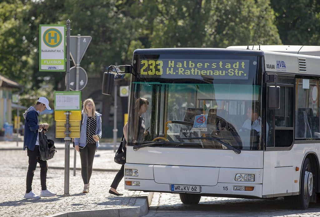 Ein Bus der Harzer Verkehrsbetrieben an einer Haltestelle