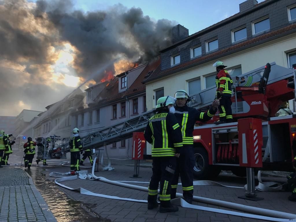 Die Flammen schlagen meterhoch.