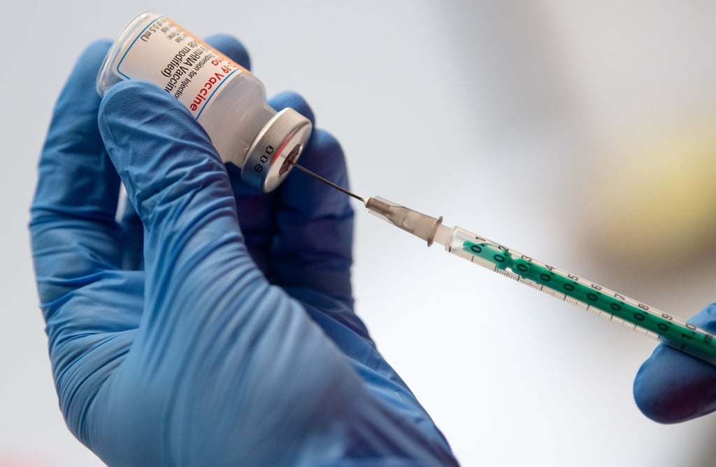 Ein Mitarbeiter bereitet Spritzen mit dem Impfstoff von Moderna gegen das Coronavirus vor.