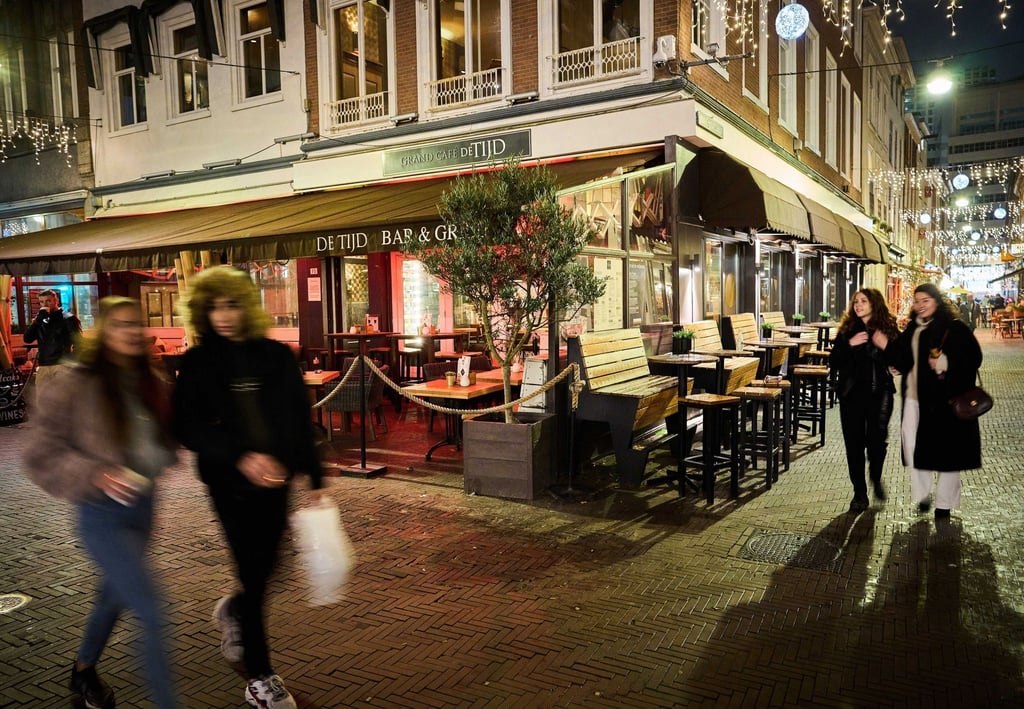 Menschen laufen durch das abendliche Den Haag. Die Bundesregierung stuft Belgien und den Großteil der Niederlande wegen stark steigender Infektionszahlen von Sonntag an als Hochrisikogebiete ein.