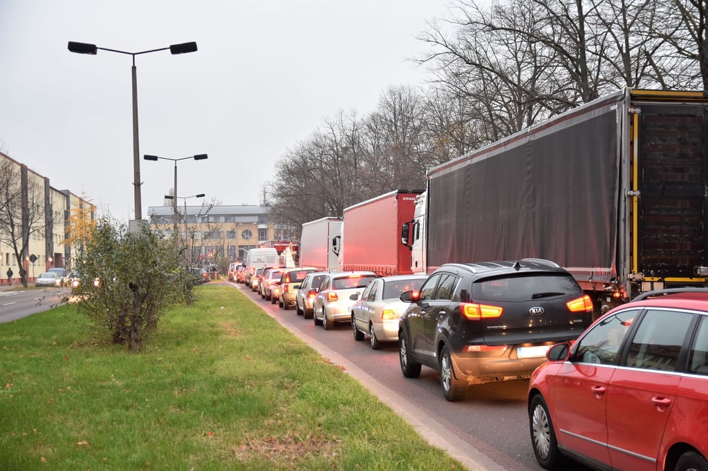 Ein ganz gewöhnliches Bild im Magdeburger Feierabendverkehr: Entlang der Jerichower Straße (Bundesstraße 1) vor dem Nordbrückenzug geht kaum noch etwas voran.