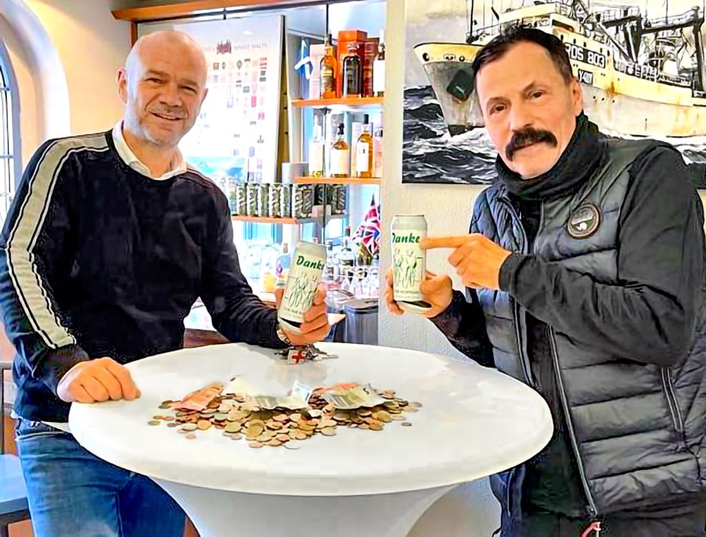 Über 200 Euro Kundenspenden eingesammelt: Initiator Falko Kirmse (r.) und der Naumburger Geschäftsinhaber Frank Hempel. Das Geld kommt wieder der Kinderkrebshilfe zugute.