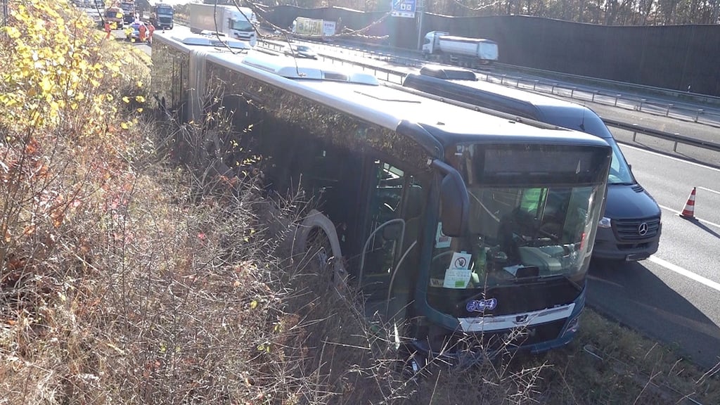 Nach einem Unfall am Montagvormittag (22. November) kommt es auf der Autobahn 2 zwischen Marienborn und Helmstedt zu Behinderungen wegen Bergungsarbeiten. Ein Bus war aus bislang ungeklärter Ursache von der Fahrbahn abgekommen.