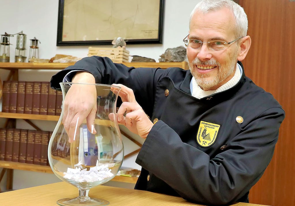 Die Auslosung des Bergmannsrätsels durch den Leiter des Schaubergwerkes, Thomas Wäsche.