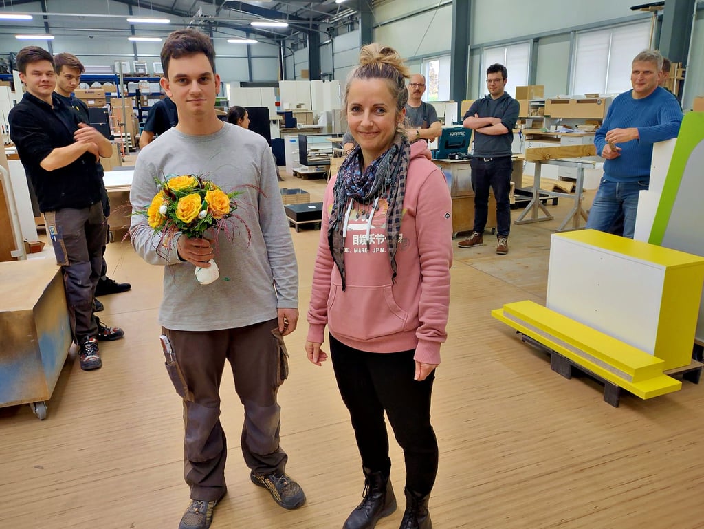 Lukas Scheppelmann hat für sein tolles Abschneiden bei der Deutschen Meisterschaft unter anderem ein Blumenpräsent bekommen. Hier von der Mitarbeiterin Jenny Schmidt.