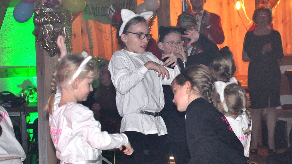 Als Kätzchen verzauberten die Mädchen der Tanzgruppe Fantasy das Publikum im Salzwedeler Freizeitcenter.