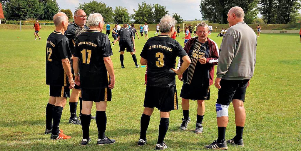 Mannschaftsbesprechung beim Walking-Football-Team Harz während seines Premierenturniers in Heudeber mit (von links): Wolfgang Böttcher, Hubertus Jarchow, Frank Geisenheimer, Eckhard Hollstein, Werner Straub und Birger Wiedenbach.