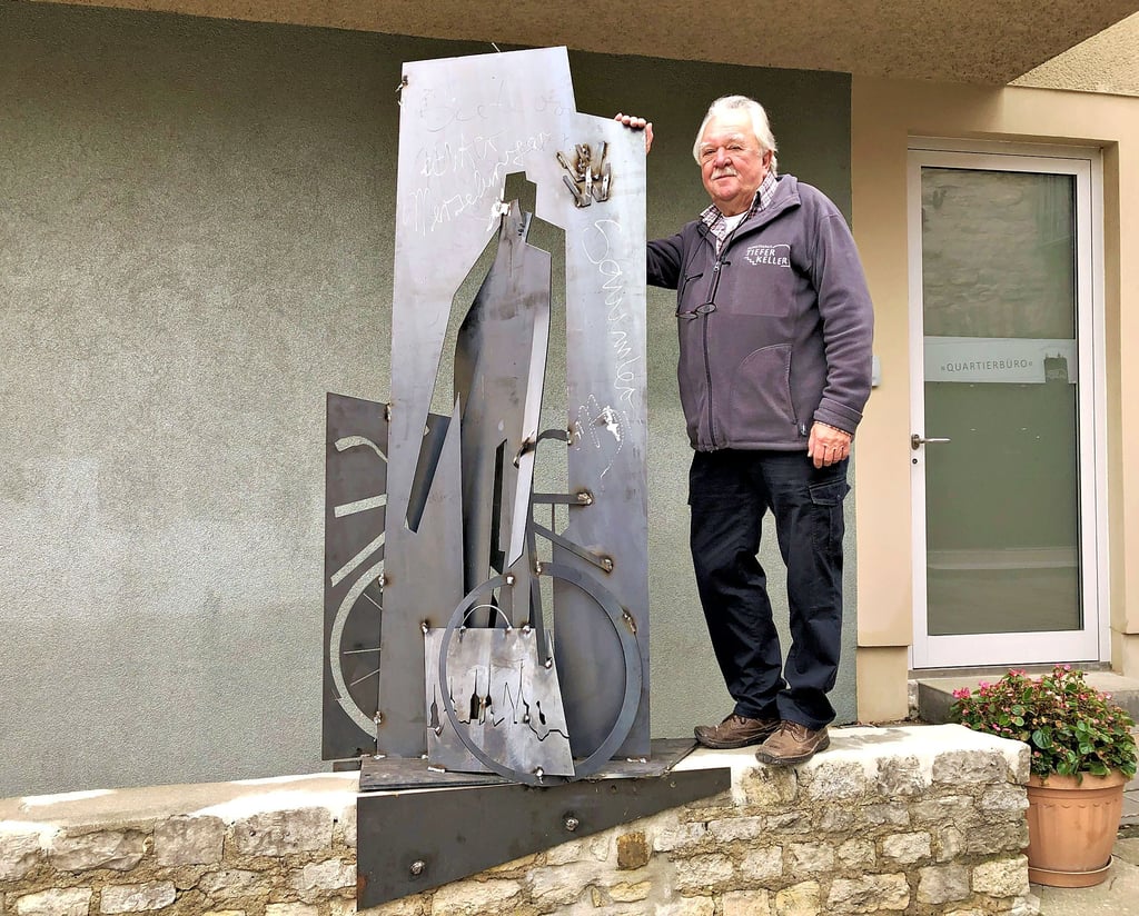 Galerist Holger Leidel zeigt das Kunstwerk von Klaus-Dieter Urban, das an Werner Wolff erinnern soll.