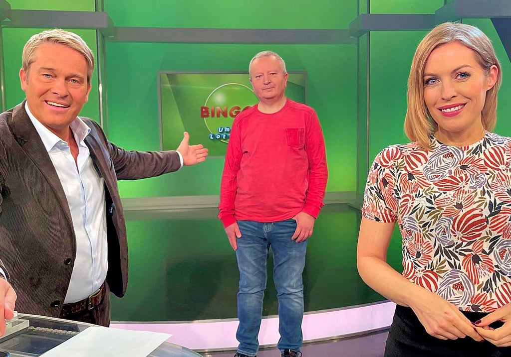 Ronald Herzog (Mitte) aus der Gemeinde Arnstein hat bei der TV-Show „Bingo!" 5.000 Euro gewonnen. Zur Erinnerung gab es noch ein Foto mit den Moderatoren Hinnerk Baumgarten und Jule Gölsdorf