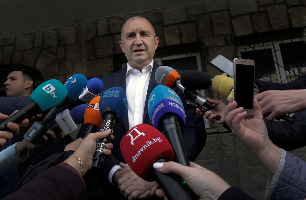 Bulgariens Präsident Rumen Radew bleibt nach der Stichwahl laut Prognosen im Amt.