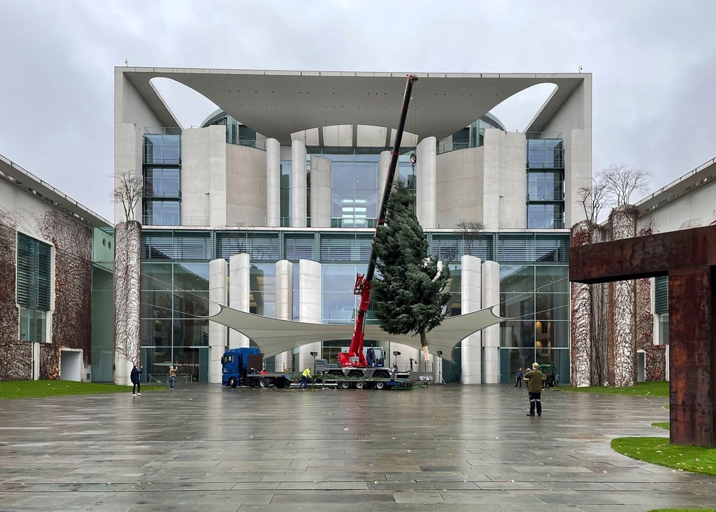 Es wird weihnachtlich: Mit Hilfe eines Tiefladers wird eine Colorado-Tanne am Bundeskanzleramt aufgestellt.