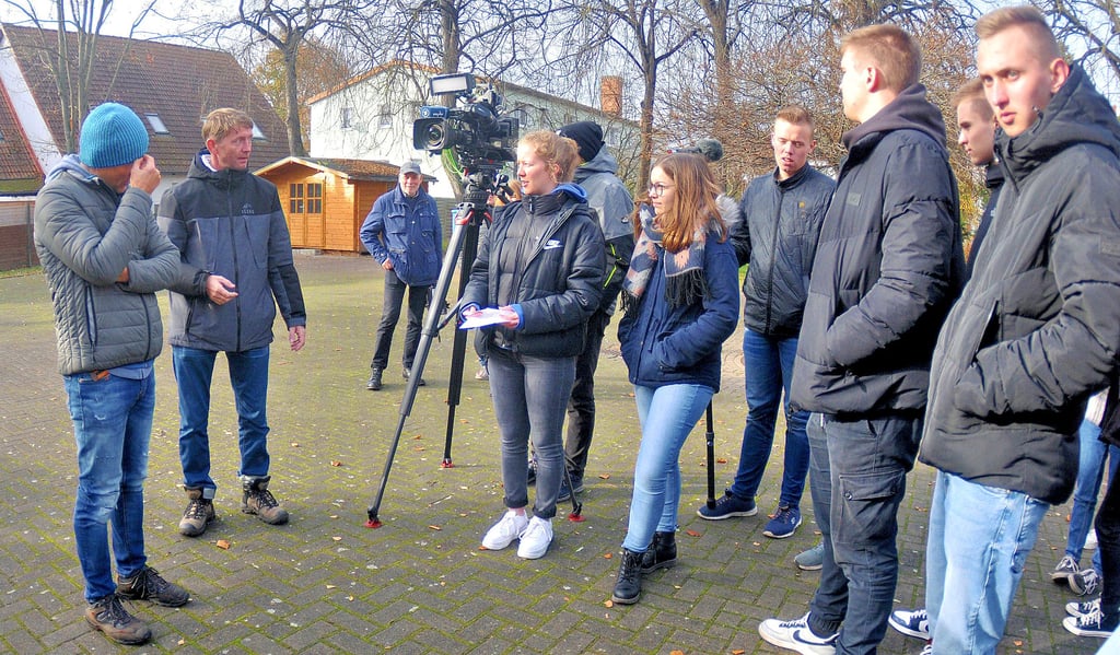 Michael Wasian (links) erklärt den Schülern, wie die eigentlichen Dreharbeiten ablaufen sollen.