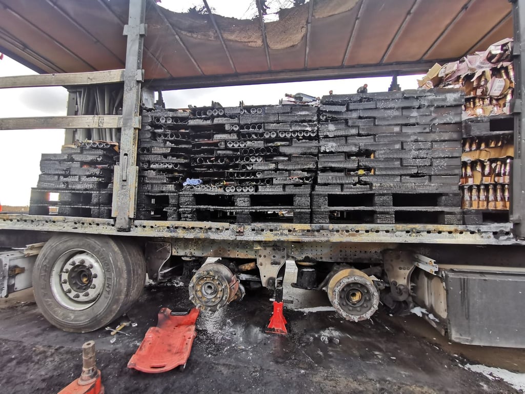 Tausende Flaschen bei Lkw-Brand zerstört.