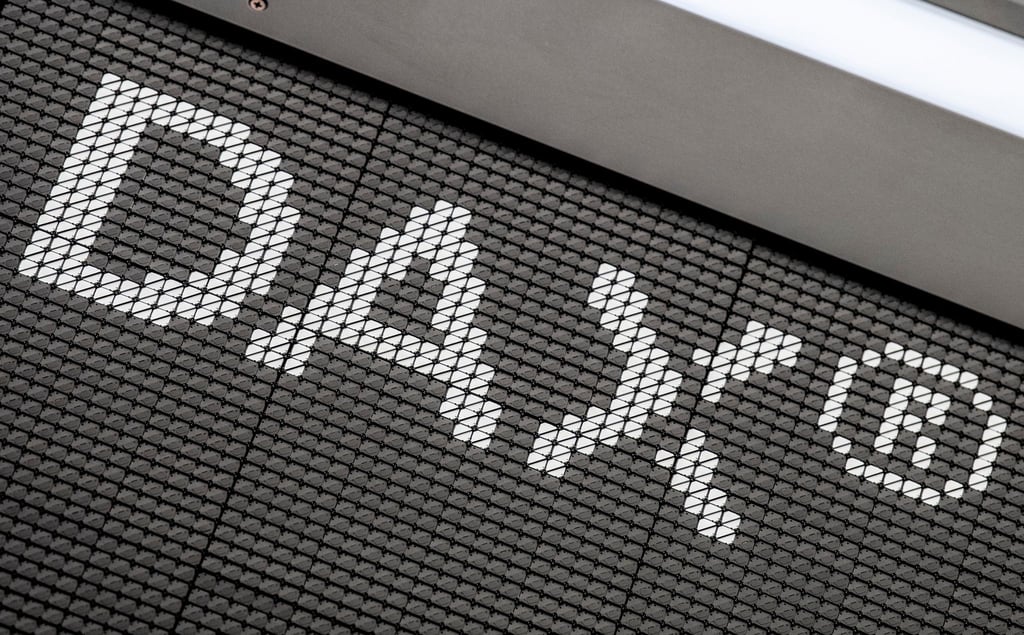 Der Schriftzug „DAX“ im Handelssaal der Deutschen Börse in Frankfurt.