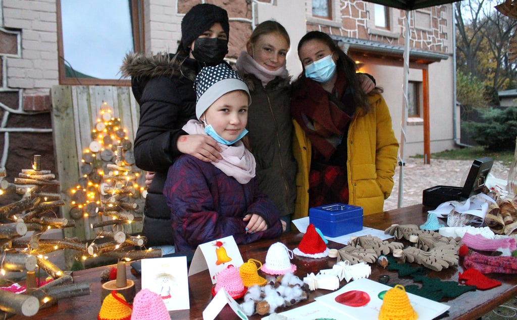 Lotta, Celina, Pauline und Charlotte boten den Lichterfestbesuchern Selbstgebasteltes an.