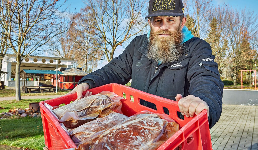 Uwe Wachsmuth mit dem nun übrigen Pulled Pork. Dieses Fleisch sollte zum Weihnachtsmarkt in Aschersleben verkauft werden.