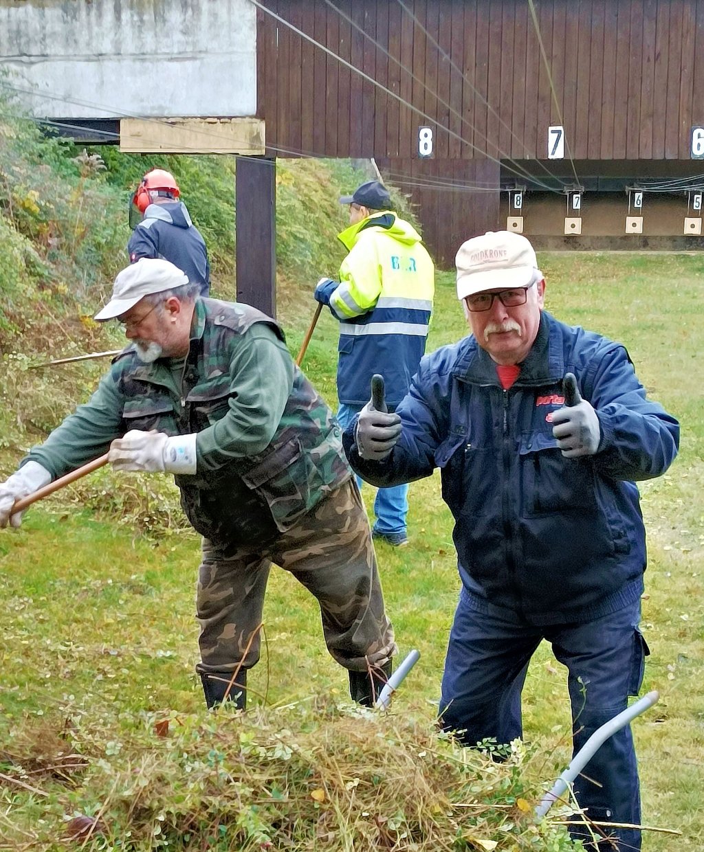 Roland Nickel (li.) und Dietmar Kirchner haben trotz aller Arbeit noch Zeit für ein Späßchen.