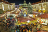 Blick vom Magdeburger Rathausbalkon auf den Alten Markt mit den Ständen: Am Montag, 22. November, wurde der Magdeburger Weihnachtsmarkt eröffnet.