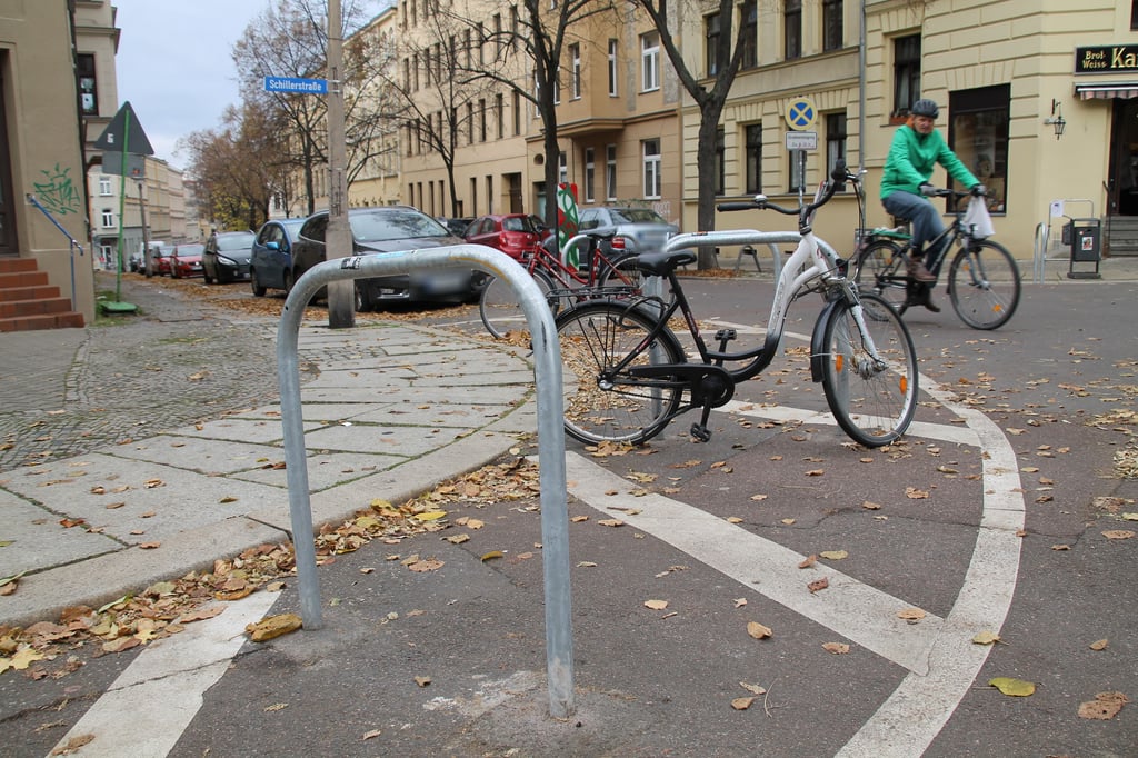 Fahrradbügel stehen an einer Kreuzung in Halle, um Falschparker zu vertreiben. Diesem Vorbild wird die Stadt Magdeburg nicht folgen.