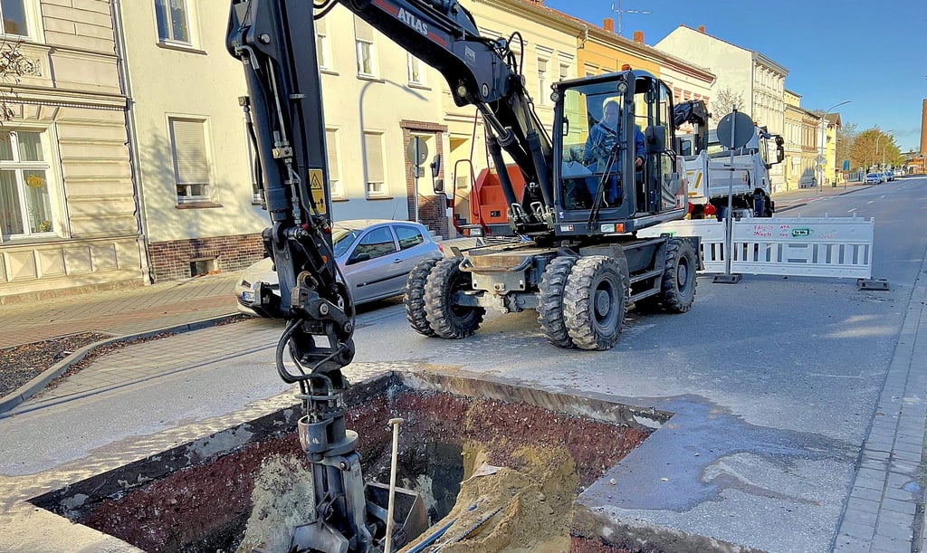Weil ein Wohnhaus an das Fernwärmenetz angeschlossen wird, ist die Bahnhofstraße in Stendal für voraussichtlich zwei Wochen voll gesperrt.