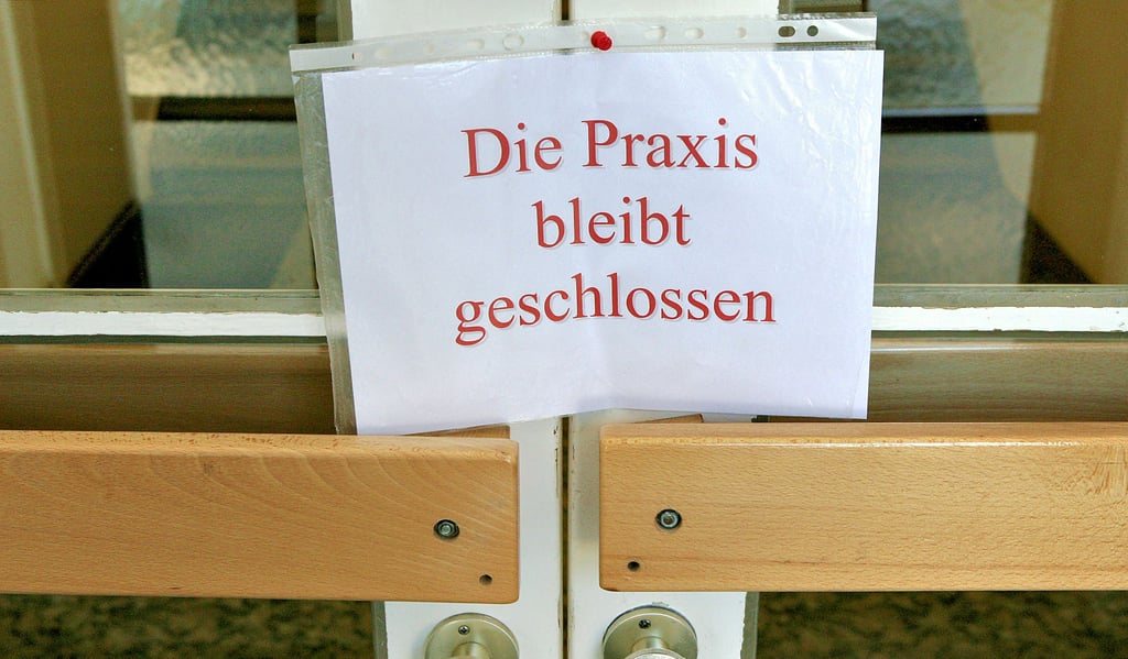 An einer Tür zu einer Arztpraxis hängt ein Schild mit der Aufschrift „Die Praxis bleibt geschlossen“. In Hecklingen gibt es keine Hausarztpraxis mehr. Wer zum Arzt muss oder eine Corona-Schutzimpfung möchte, muss nach Staßfurt fahren.