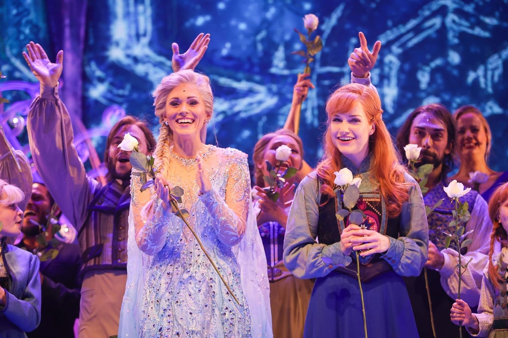 Sabrina Weckerlin als Eiskönigin Elsa und Celena Pieper als Anna nach der Deutschlandpremiere des Disney-Musicals "Die Eiskönigin" in Hamburg.