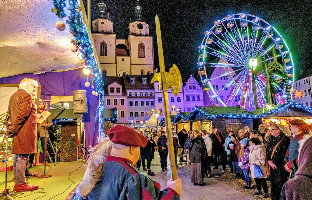Alles leuchtet. Offiziell eröffnet wurde der Weihnachtsmarkt am Abend vom Gewerbeverein, dem Veranstalter.