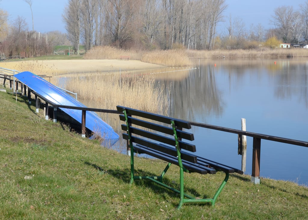 Im Albertinesee in Üllnitz bei Staßfurt ist der Wasserstand in diesem Jahr deutlich zurückgegangen.