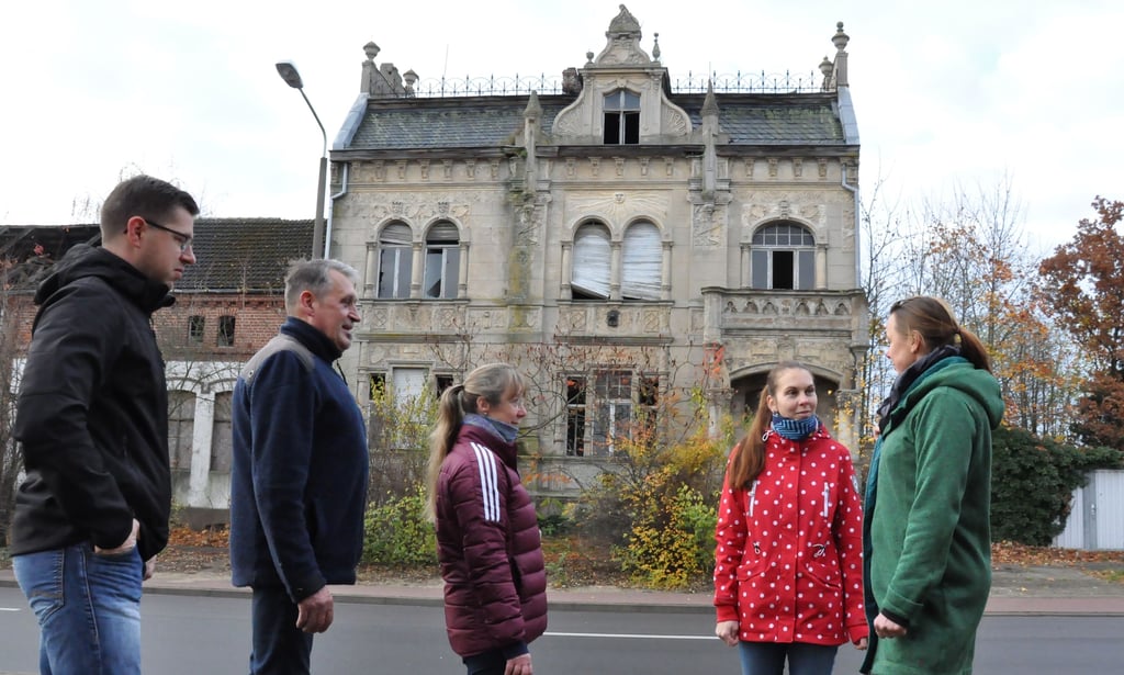 Gehen die derzeitigen Pläne auf, wird die Villa Gorgaß in der Magdeburger Straße samt des Wirtschaftstraktes abgerissen, damit sich der Discounter Netto dort vergrößern kann. Ulrike Grey, Susanne Mahlke, Heike Fräßdorf, Harry Wagner und Torsten Lierka (v.r.) sind dagegen und sie wissen einige Zerbster bereits hinter sich.