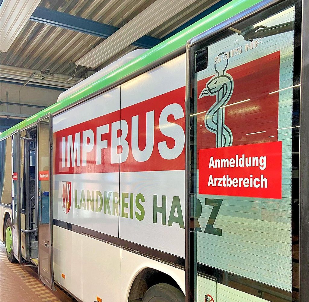 Der fertig umgebaute und mit spezieller Sichtschutzfolie beklebte Impfbus für den Landkreis Harz.