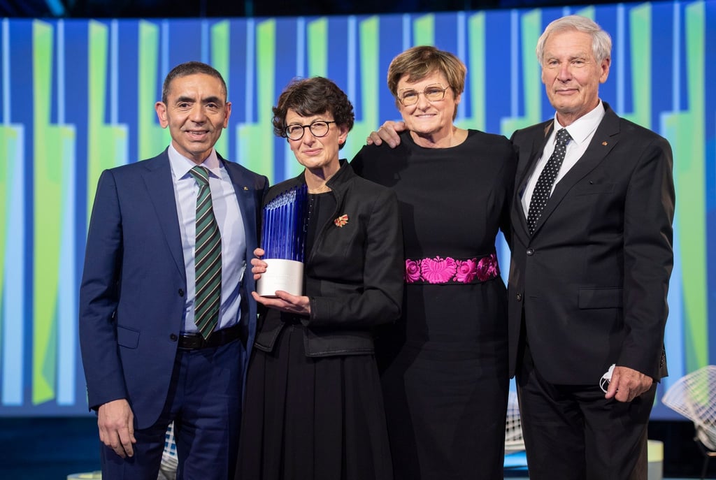 Ugur Sahin (l-r), seine Frau Özlem Türeci, Gründer des Mainzer Corona-Impfstoff-Entwicklers Biontech, Katalin Kariko, Senior Vizepräsidentin von Biontech, und Christoph Huber, Gründer von Biontech.