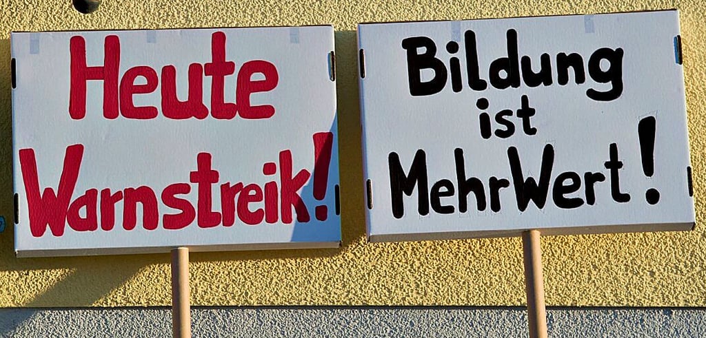 Lehrer und pädagogische Mitarbeiter aus Sachsen-Anhalts Norden haben am Dienstag für eine gerechte Bezahlung gestreikt.