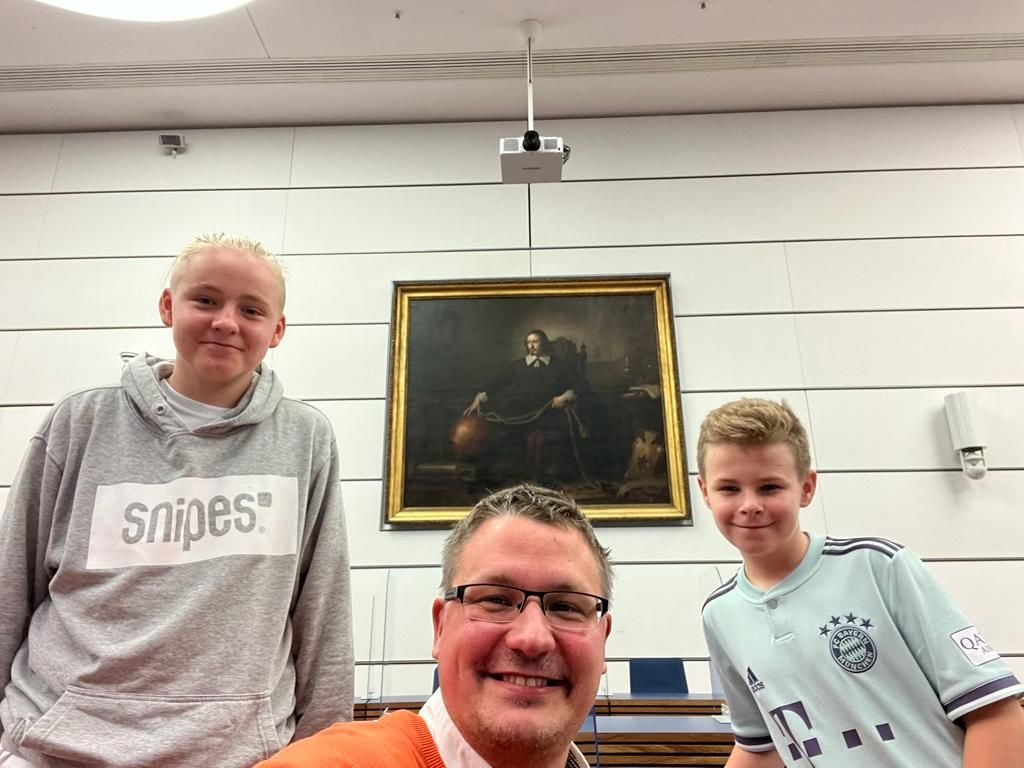 CDU-Stadtrat Manuel Rupsch (Mitte) lud Amon (links) und Oskar ins Rathaus ein. Das Selfie vorm Guericke-Porträt im Ratssaal entstand in bester Laune, denn die Drei sind sich einig, was den Bedarf an einer offenen Sportanlage in Cracau betrifft. Rupsch hat im Stadtrat den Bau beantragt.