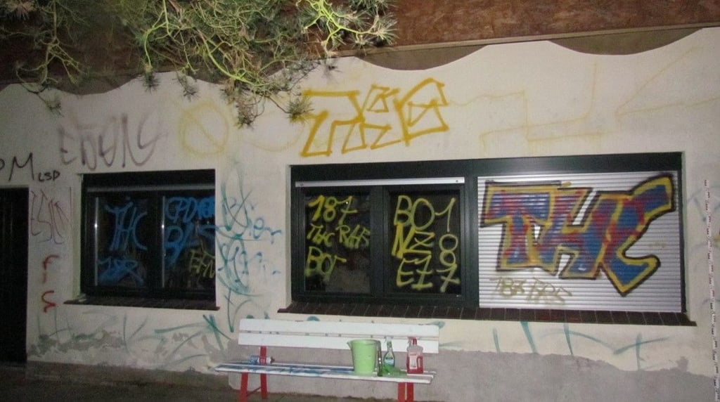 Auf einem Wochenendgrundstück ist am Wochenende in Colbitz in der Börde eine Baracke mit Graffiti besprüht worden. Der Schaden liegt bei 3000 Euro.