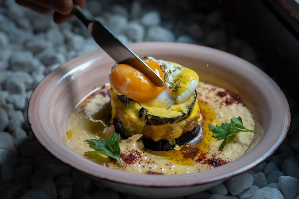 Im Berliner Restaurant Kanaan wird Hummus als Hauptgericht serviert, wie etwa Hummus Sabich mit Auberginen und Ei.