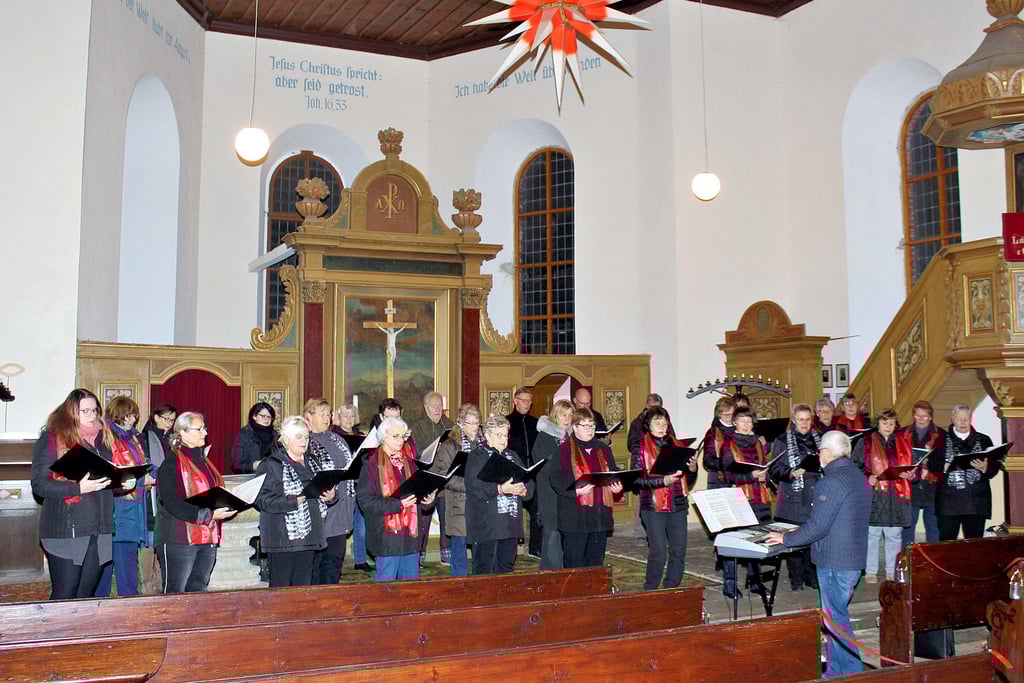Trotz einer großen Dorfkirche in Erxleben darf die Chorgemeinschaft Erxleben in diesem Jahr in der Adventszeit nicht mehr auftreten. Montagabend probte der Chor letztmals in diesem Jahr unter dem Stern der Christuskirche. Die zu erfüllenden Auflagen wären zu hoch.