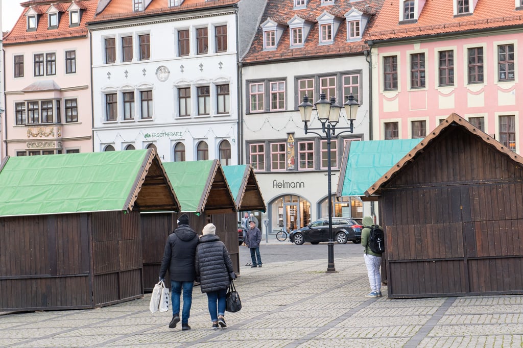 Die Verkaufsbuden und das Karussell auf dem Naumburger Marktplatz können wieder abgebaut werden. Die Stadt sagte den diesjährigen Weihnachtsmarkt ab.