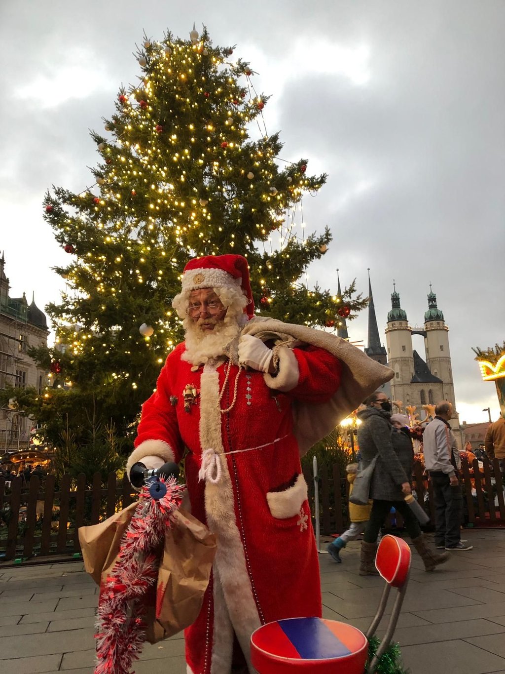 Weihnachtsmann bringt Geschenke für die Kinder.