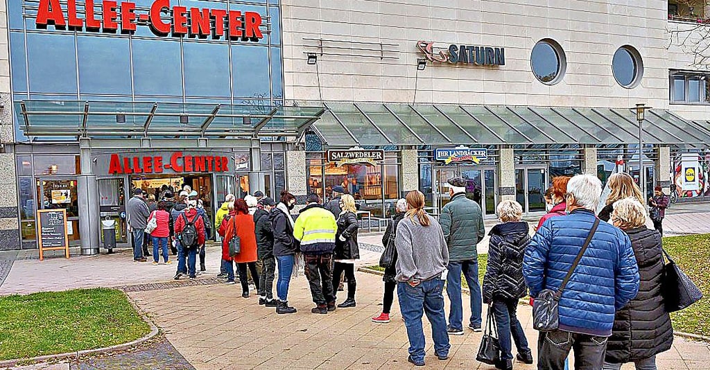 IInzwischen Alltag: Schlange beim Impf-Punkt im Allee-Center. Mit der Terminvergabe soll die Wartezeit verkürzt werden.