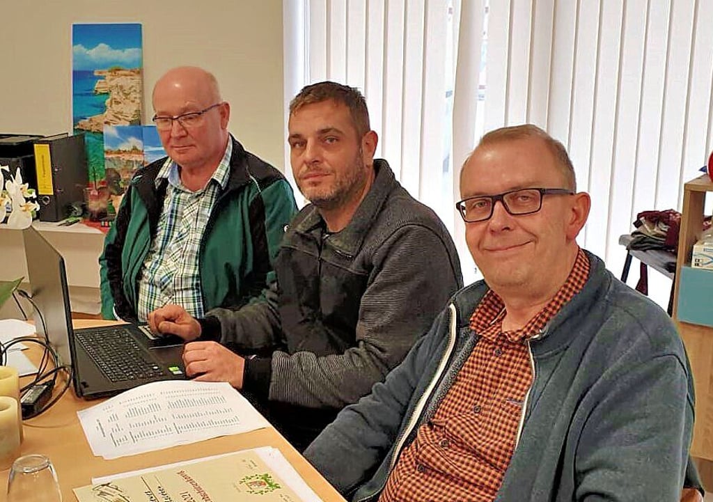 Michael Hecht (Präsident KSSV Börde), Torsten Datko (Sportleiter Gröninger SV) und Ingo Abel (stellvertretender Sportleiter KSSV Börde, vl.n.r.) haben das Kreiskönigsschießen ausgewertet.