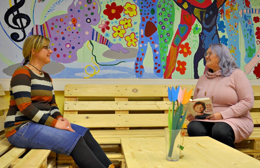 Susa Swigulski (links) ist Lerntherapeutin. Sie hat die Selbsthilfegruppe für Eltern von „Zappel-Kindern“, die an des Mehrgenerationenhaus des Schönebecker Vereins Rückenwind angegliedert ist, im Herbst 2021 gegründet. Die Mutter eines betroffenen Kindes (rechts) aus Schönebeck hat sich sozusagen den Hut für die Gruppe ausgesetzt.