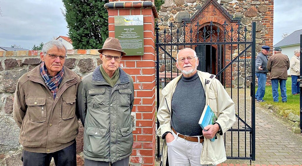 Die Gedenktafel (im Hintergrund) und ihre Initiatoren Wolfgang Gränitz, Eckart Schwarze und Hartmut Kolbe (v.l.n.r.).