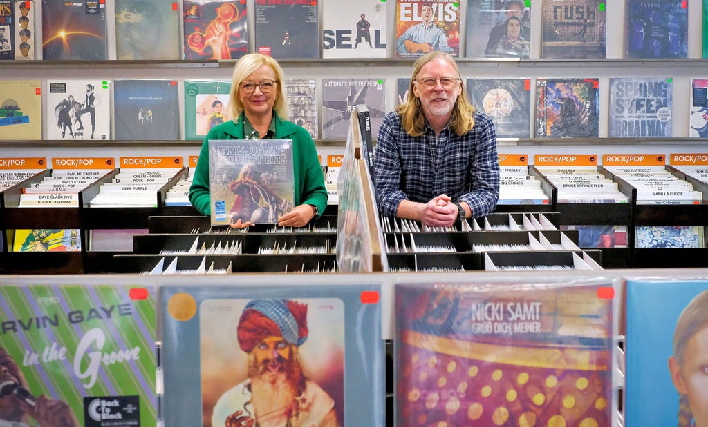 Haben ihre Leidenschaft für Schallplatten zum zweiten Standbein gemacht: Cornelia und Andreas Müntner in ihrem neuen Plattenladen