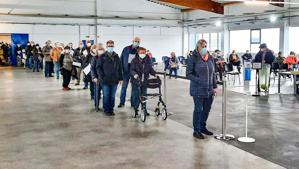 Eine lange Schlange von Impfwilligen bildete sich am Montagvormittag im Zorbauer Impfzentrum.