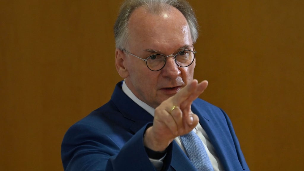 Sein Kabinett verschärft die Corona-Regeln. Sachsen-Anhalts Ministerpräsident Reiner Haseloff (CDU).